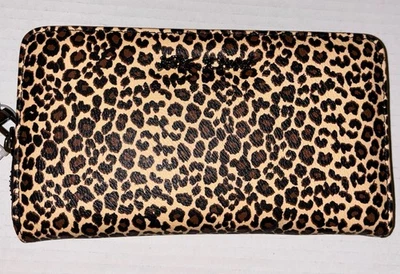 Muñequera billetera Betsey Johnson estampado de leopardo cremallera alrededor XOZIPP guepardo Foto 1 de 4