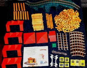 Lote de 336 piezas surtidas de construcción de troncos Lincoln - troncos, techo, vía de tren, puertas - Imagen 1 de 9