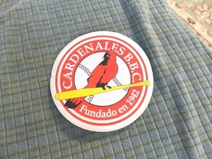 Adesivo decalcomania CARDENALES MILIARDAIRE BOYS CLUB SL Cardinals FUNDADO EN 1942 RARO - Foto 1 di 3
