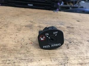 VOLVO S40 PASSENGER AIR BAG ON OFF SWITCH - Picture 1 of 1
