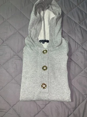 Jones New York, Signature, Sudadera con Capucha Gris, con Grandes Botones Dorados y Bolsillos Foto 1 de 4