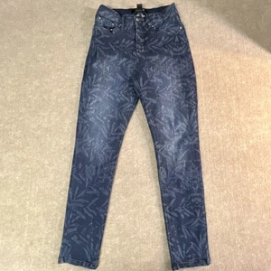 Joseph Ribkoff Tropical Print Pull-On Tapered Leg Jeans Size 10 Blue Stretch - Picture 1 of 9