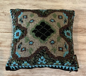 Almohada de acento multicolor floral con cuentas de micro vidrio 10" Whimsigoth Boho Boudoir - Imagen 1 de 13