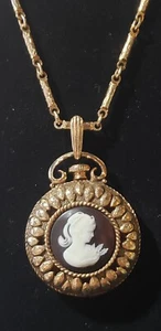 VTG SARAH COVENTRY SIGNED CAMEO LOCKET 24" GOLDTONE TEXTURED LINK BAR CHAIN, GUC - Picture 1 of 12