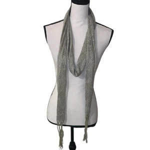 Bufanda tejida Maurices beige con brillo plateado flecos vacaciones - Imagen 1 de 6