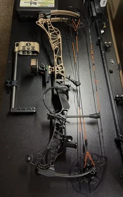 Mathews Lift 29.5 Fade-to-black RH | Axcel Driver 3H | Tightspot Airlock  - Image 1 of 2