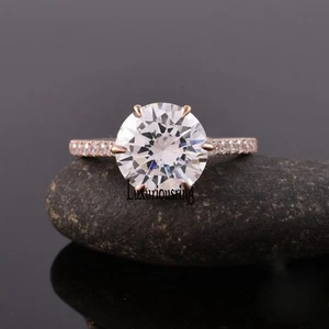 Anillo de compromiso único moissanita de corte redondo incoloro de 2,00 quilates oro rosa liso de 10 k - Imagen 1 de 6