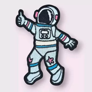 ASTRONAUTA SPAZIALE POLLICE IN SU PIANETA SPAZIO ESTERNO COSMO ARTE FERRO SU TOPPA 4,25"x3,5" - Foto 1 di 6