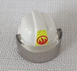 CASQUE BLANC DE PROTECTION AVEC LOGO JAUNE FEU POUR POMPIERS 3179 3881 PLAYMOBIL - Foto 1 di 1