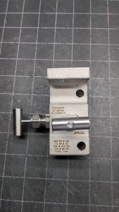 New Swagelok SS-V2BF8-FL Stainless Steel 2Valve Manifold 1/2 Female NPT x Flange - Picture 1 of 4