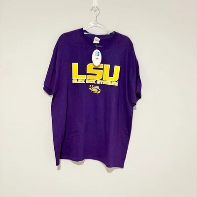 Camisa Gildan Bayou Apparal LSU Tigers Alex Box Stadium púrpura talla XL Foto 1 de 4