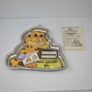 Sartén para pasteles Wilton Garfield de colección con cubierta artística stock # 2105-2447 - Imagen 1 de 12