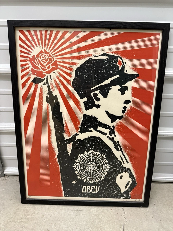 Soldado con una rosa - Firmado por Shepard Fairey AP Edición Limitada Foto 1 de 1
