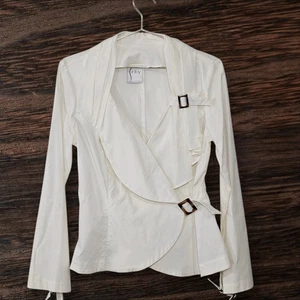 Finley cremefarbene asymmetrische Bluse Gr. M mit Schnallen und langen Wickelärmeln - Bild 1 von 12