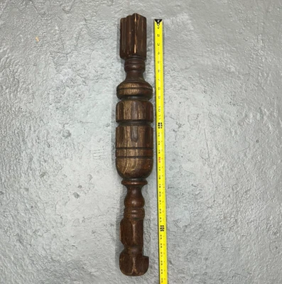 Антикварная ОДНА РЕЗНАЯ ДЕРЕВЯННАЯ НОЖКА СТОЛА списанная деревянная мебель деталь колонна 5 фунтов - Изображение 1 из 4