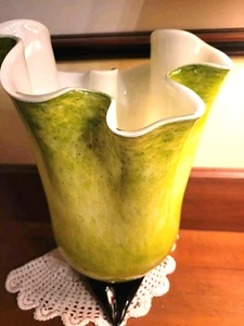 Mundgeblasene grüne Glasvase mit gewelltem Rand und schwarzem Fuß 12" hoch - Bild 1 von 5