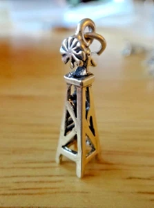 Dije de plata esterlina molino de viento de pozo de agua del viejo oeste 3D 7x24 mm - Imagen 1 de 4