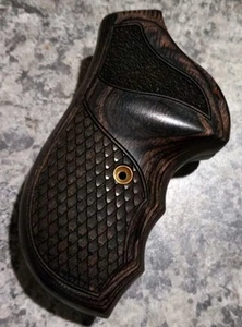 Ruger SP101 Oversize Fingergroove Blackeood Snakeskin Grips - Picture 1 of 2