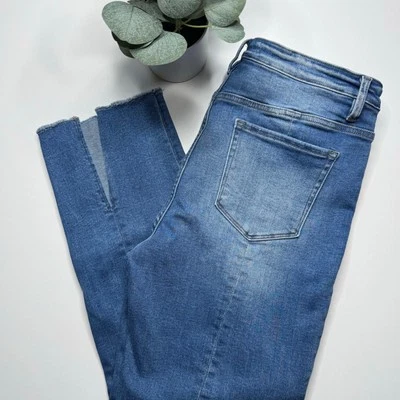 Flying Monkey | Pantalones de mezclilla recortados de tiro alto desgastados con abertura en el dobladillo Foto 1 de 4