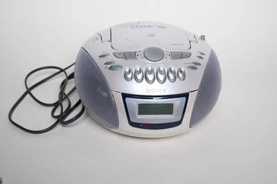 *工作*索尼 CFD-E75 白色便携式调幅/调频 CD 磁带收音机扬声器 带天线 — 第 1/4 张图片