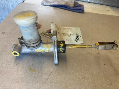 93-95 Nissan Pickup Pathfinder Clutch Master Cylinder w/ Reservoir 3061059G10 - Image 1 of 4