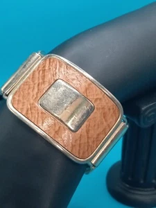Vintage Bergere goldfarben 3 geprägte hellbraune Lederplatten 1 1/2" breit Armband - Bild 1 von 8