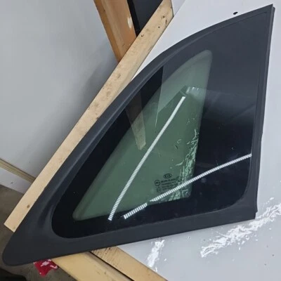 2011-2015 KIA SORENTO RIGHT PASSENGER SIDE REAR QUARTER GLASS PANEL WITH PRIVACY - Image 1 of 3