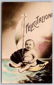 Felicitazioni (Herzlichen Glückwunsch) Baby sitzend in Muschel Segelboot Foto Postkarte - Bild 1 von 3