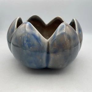 Vintage Blau/Lila (Blue Mountain?) Vase/Übertopf Lotusblume glasierte Keramik - Bild 1 von 5