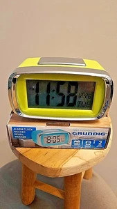 Digitalwecker Grundig Grün mit Datum Wochentag Digitaler Wecker 10x7x6cm NEU 002 - Bild 1 von 5