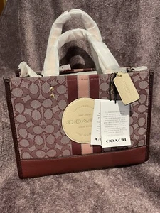 Neu mit Etikett Coach Signature Jacquardstreifen Aufnäher Dempsey Carryall C8448 Wein Multi - Bild 1 von 7