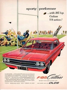 Anuncio de coche impreso vintage Oldsmobile 62 F 85 rojo Cutlass fútbol 1961 anuncio - Imagen 1 de 2