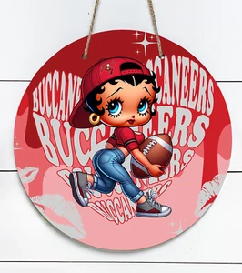 Insegna rotonda Betty Boop Tampa Bay Buccaneers Inspired 10" metallo interno/esterno - Foto 1 di 1