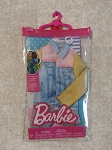 Barbie Fashions Ken Puppenkleidung Set mit Denim Jacke & Shorts (1 Outfit) - Bild 1 von 3