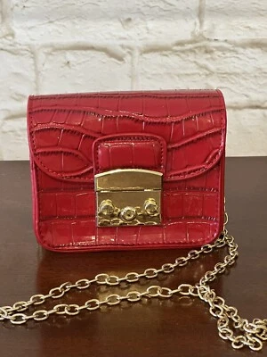 Bolso de mano bandolera pequeño rojo imitación cocodrilo Foto 1 de 4