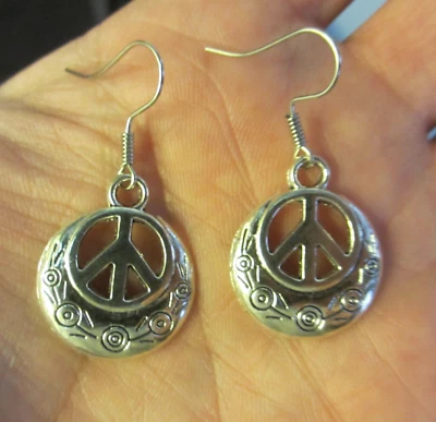 SIGNO DE PAZ Par de PENDIENTES MINIMALISTAS, TAMAÑO NÍQUEL - Símbolo Estilo Suroeste Foto 1 de 4