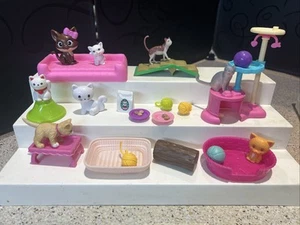 Barbie Set Katzenpfosten Betten Katzen Kätzchen Futter Leckerli Kratzbaum Kugeln Garn - Bild 1 von 13