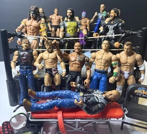 Lotto di 18 figurine Wwe con sedia allungabile ad anello Wrekkin varie. - Foto 1 di 7