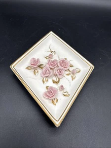 Placa de pared vintage con forma de diamante Lefton decoración con flores rosadas 3D #2780 - Imagen 1 de 5
