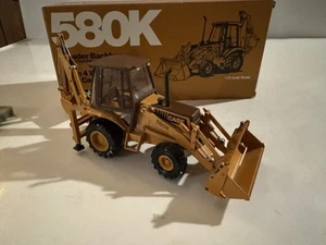 Retroexcavadora con cargador y cambio deslizante Conrad escala 1:35 Case 580K en caja - Imagen 1 de 14