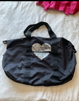 Bolso de Viaje VS Victoria's Secret Fashion Show Londres 2014 Negro Lona Gimnasio Foto 1 de 4