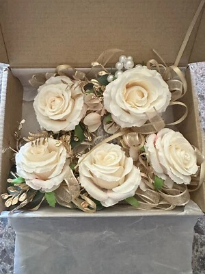 Meldel 5 piezas Boda Rosa 3 Boutonnière 2 Corsés Set Crema/Dorado Flores NUEVO Foto 1 de 3