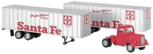 Bachmann 42232 HO Scale Santa Fe RR White Tractor w/2 Piggyback Van Trailers - Bild 1 von 1