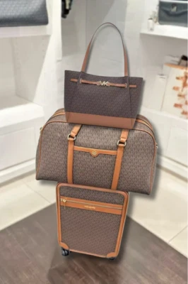 Juego de viaje Michael Kors marrón: maleta trolley pequeña, XL fin de semana y bolso de mano Foto 1 de 4