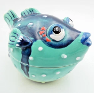 Caja de baratija Blue Sky Clayworks Puffer Fish J McCall 2005 cerámica azul verde beso - Imagen 1 de 10