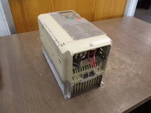 Unidad de CA Yaskawa P1000 CIMR-PU4A0023FAA 15 HP 3Ph con teclado usada - Imagen 1 de 8