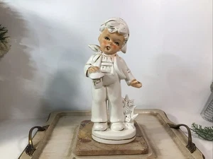 Inarco vintage? Statuina ragazzo giovane con lanterna ~ bordo oro bianco ~ 8,5" ~ stile Hummel - Foto 1 di 12