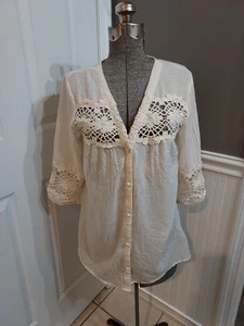 Camicia donna Umgee con bottoni taglia S manica 3/4 panna uncinetto ottime condizioni 😊SPEDIZIONE VELOCE 😊  - Foto 1 di 6
