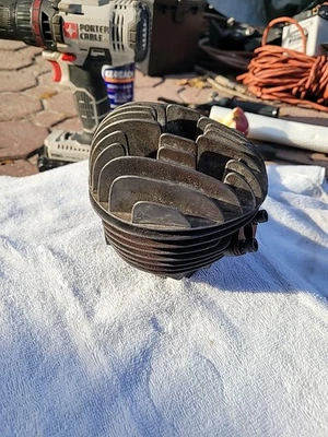 Цилиндр и головка мини-байка 1970 Benelli 65 куб. см - Изображение 1 из 4