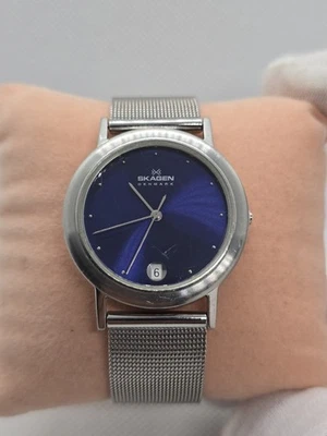 Relógio unissex Skagen Slim 34mm mostrador azul pulseira de malha tom prata com nova bateria - Imagem 1 de 4
